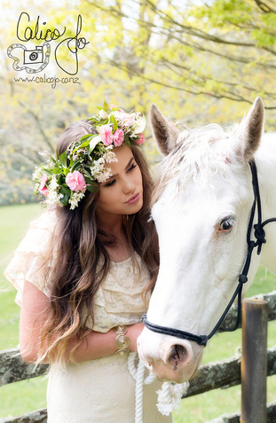 Boho bride and horse